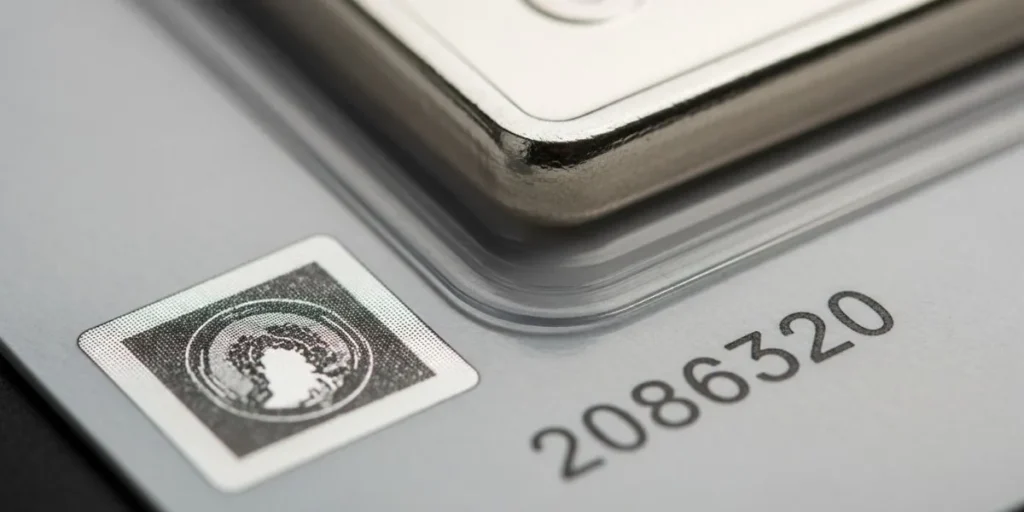 بررسی هولوگرام و شماره سریال در راهنمای خرید شمش نقره.